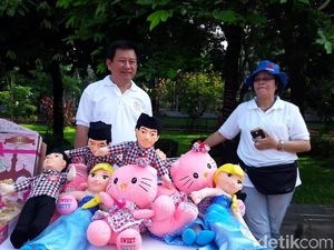 Tony Leung Jual Boneka Jokowi di Acara Relawan Perempuan Militan