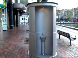 Unik, Toilet Ini Muncul dari Dalam Tanah