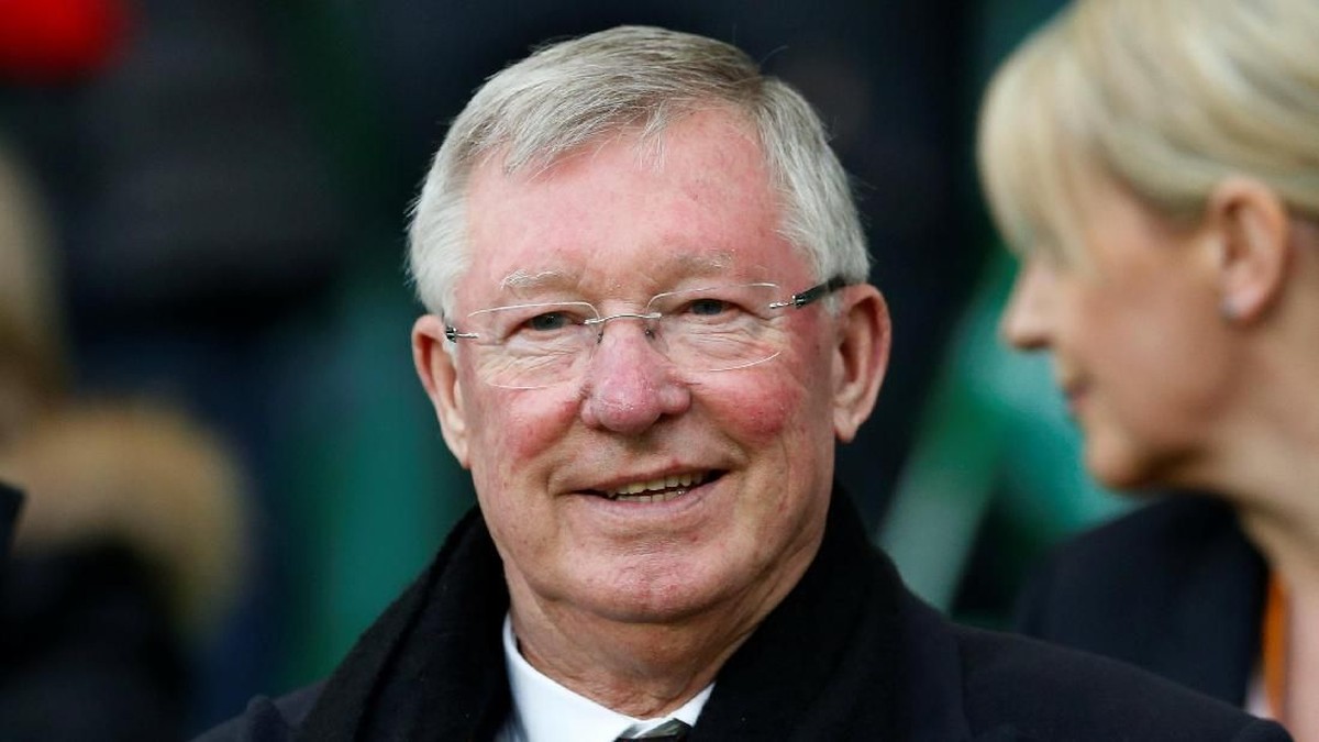 Sir Alex Ferguson bermain menyusun Lego model Stadion Old Trafford. (Foto: Andrew Boyers/Action Images via Reuters)