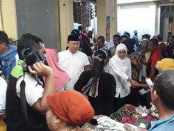 Kunjungi Pasar di Magetan, Khofifah Temukan Wortel Kualitas Impor