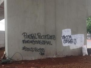 Flyover Cipinang Lontar Mulai Dikotori Coretan