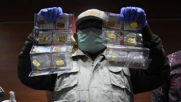 Petugas KPK menunjukkan barang bukti OTT kasus Amin Santono.