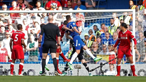 Chelsea unggul 1-0 atas Liverpool pada babak pertama berkat gol Olivier Giroud.