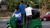 Foto: Pakai Bajaj, Warga Nikaragua Protes Sistem Pensiun