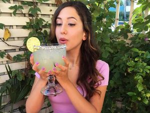 10 Wanita Cantik yang Dibayar Mahal Hanya untuk Makan Banyak