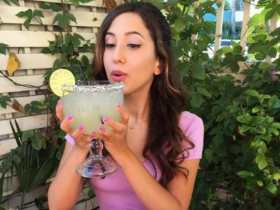 10 Wanita Cantik yang Dibayar Mahal Hanya untuk Makan Banyak