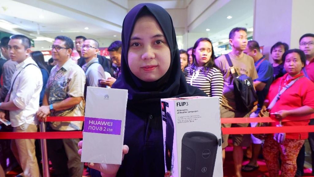Penjualan Perdana Huawei Nova 2 Lite Mencapai 6.000 Unit Penjualan Perdana Huawei Nova 2 Lite Mencapai 6.000 Unit
