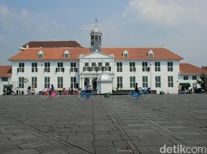 Menikmati Sejarah Jakarta Lewat Sepeda Onthel