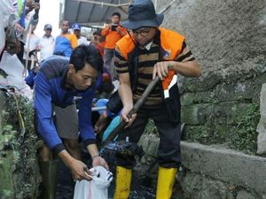 Gerebek Sampah, Anies Nyemplung Got Bareng Warga Utan Kayu