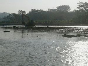 Merusak Alam, Alat Berat di Sungai Layang Pemalang Diusir Warga