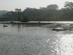 Merusak Alam, Alat Berat di Sungai Layang Pemalang Diusir Warga