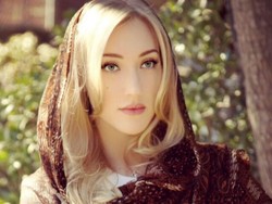 Mama Kreatif, Istri Panji Trihatmodjo Jahit Sendiri Kebaya untuk Putrinya