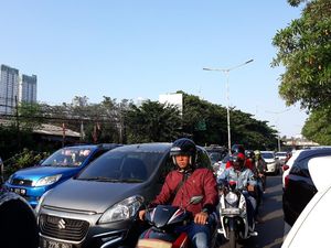 Ramai Peziarah, Lalin Depan TPU Karet Bivak Padat