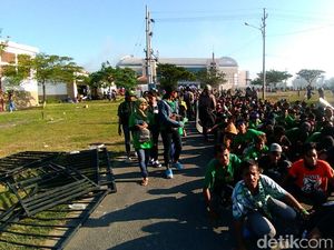 Massa Suporter Tak Bertiket Akhirnya Diizinkan Masuk Stadion