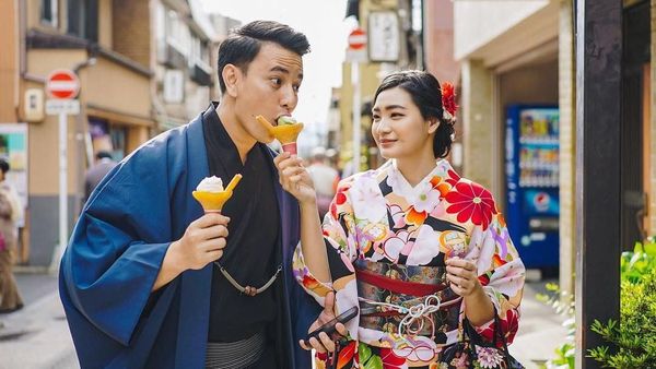 Bikin Gagal Fokus! 10 Gaya Kulineran Si Ganteng Billy Davidson