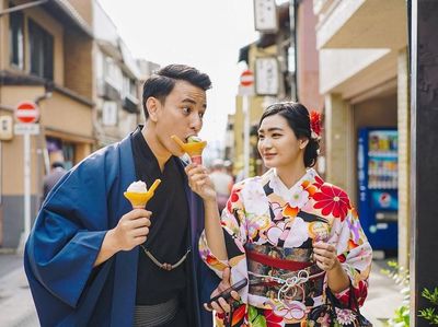 Bikin Gagal Fokus! 10 Gaya Kulineran Si Ganteng Billy Davidson