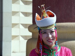 Tradisi Unik Pernikahan Suku Mongol: Pakai Topi Seberat 10 Kg!