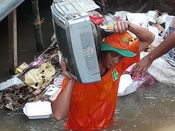 Cerita Tim UPK Badan Air Bersihkan Sungai: Temukan TV hingga Kasur