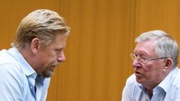Mantan anak didik Sir Alex Ferguson, Peter Schmeichel, mengunggah foto bersama dan menyatakan dukungan agar mantan manajernya memenangi pertarungan kali ini. (instagram)