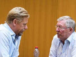 Mantan anak didik Sir Alex Ferguson, Peter Schmeichel, mengunggah foto bersama dan menyatakan dukungan agar mantan manajernya memenangi pertarungan kali ini. (instagram)