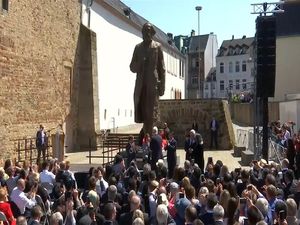 Patung Karl Marx Raksasa Diresmikan di Jerman