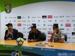 Arema Dikalahkan Persebaya, Pelatih: Kami Bikin Banyak Peluang