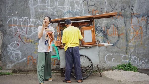 Cantiknya Gaya Widi Vierratale Saat Makan Mie Ayam dan Sate Klatak