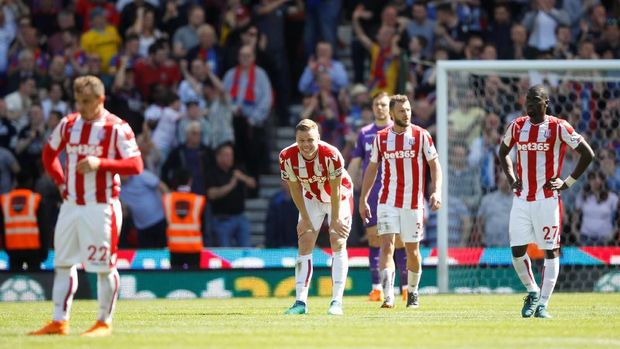 Bek Crystal Palace Minta Maaf Bikin Stoke City Terdegradasi
