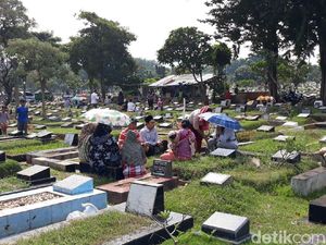 Jelang Ramadan, TPU Karet Bivak Ramai Peziarah