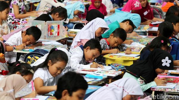Keseriusan Ratusan Bocah Ikuti Lomba Lukis