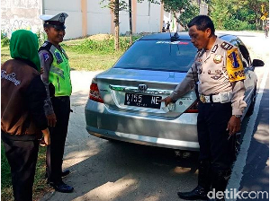 Bukannya Dicium Malah Ditilang Polisi Kalau Pakai Pelat Model Ini