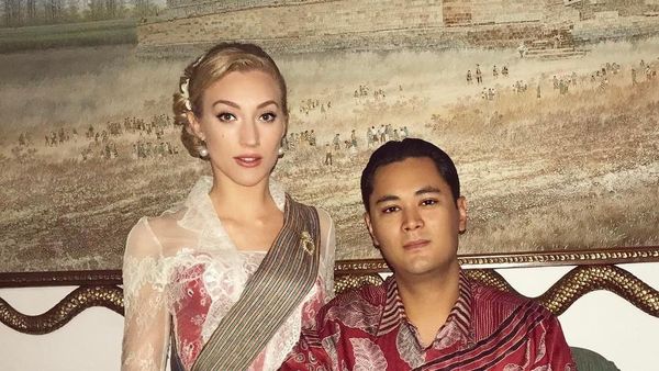 Gaya Bule Cantik Berkebaya Pacar Cucu Soeharto, Panji Trihatmodjo