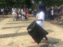 Bubarkan Diri, Massa #2019GantiPresiden Punguti Sampah