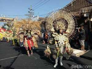 Uniknya Kostum dari Bambu di Gintangan Bambu Festival Uniknya Kostum dari Bambu di Gintangan Bambu Festival