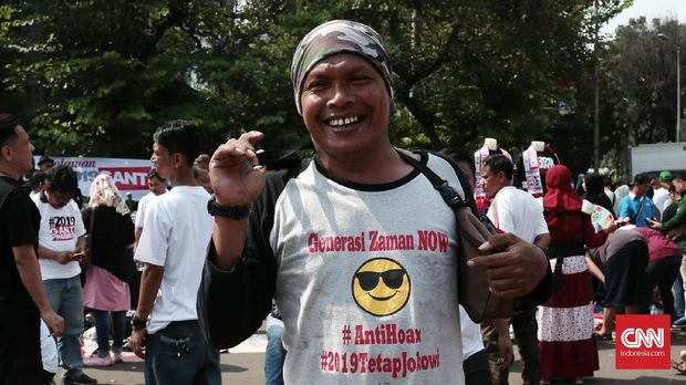 Warga mengenakan kaus #2019TetapJokowi, di Jakarta, 6 mei.