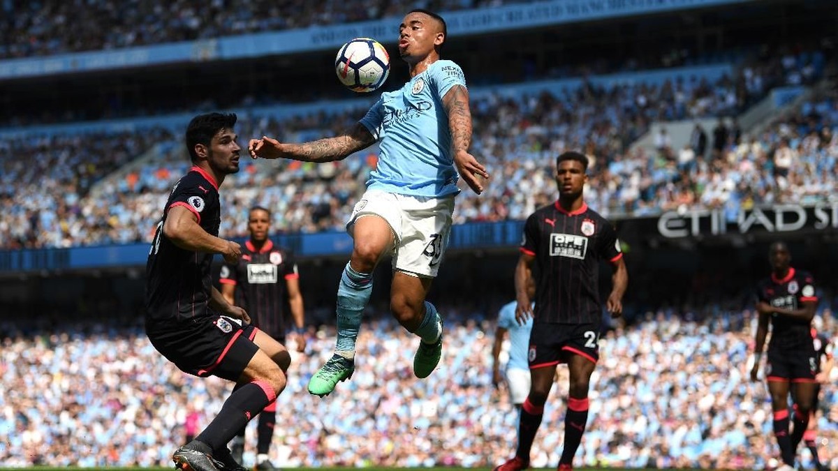 Manchester City mengangkat trofi juaranya di pekan ke-37 Liga Inggris tadi malam. (Foto: Michael Regan/Getty Images)