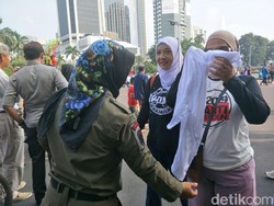 Cegah Baju Tagar Politik di CFD, Satpol PP Bawa 1.200 Kaus Polos