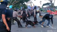Bonek Ricuh, Polisi Tembakkan Gas Air Mata