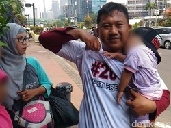 Kisah Warga di CFD Terpaksa Tutupi Kaus #2019GantiPresiden