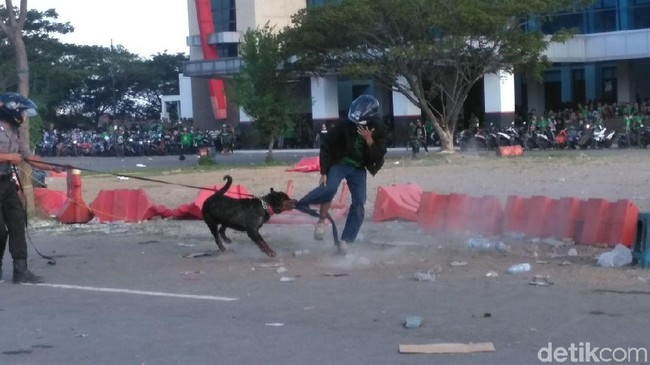 Ricuh Suporter Tak Bertiket Memaksa Masuk, Gas Air Mata Ditembakkan