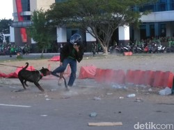 Ricuh, Suporter Tak Bertiket Memaksa Masuk, Gas Air Mata Ditembakkan