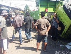 Truk Sumbu Enam Tabrak Rumah Warga di Tasikmalaya