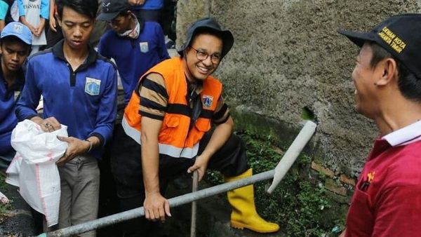 Foto: Aksi Anies Nyemplung Got Bareng Warga Utan Kayu
