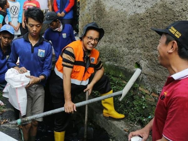 Foto: Aksi Anies Nyemplung Got Bareng Warga Utan Kayu