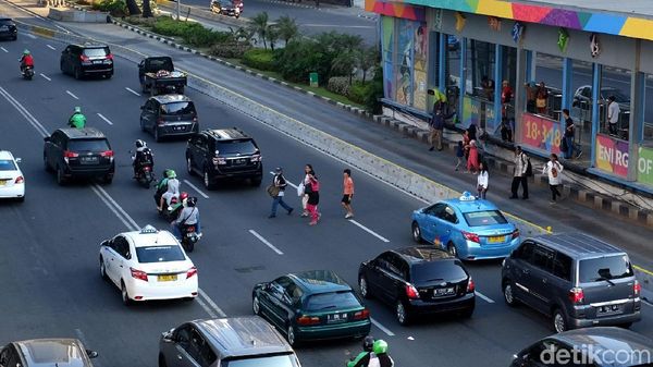 Berbahaya, Potong Jalan Thamrin Usai Naik TransJakarta