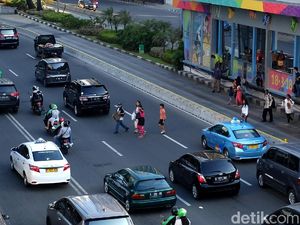 Berbahaya, Potong Jalan Thamrin Usai Naik TransJakarta