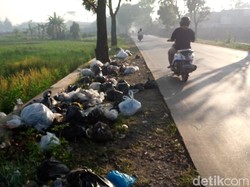 Tolong Angkut, Sampah Menumpuk di Bahu Jalan Majalaya-Cicalengka