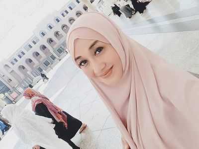 10 Gaya Paramitha Rusady Pakai Hijab, Cantiknya Tak Luntur