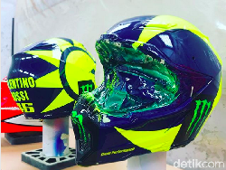 Helm Khusus Rossi buat Kotor-kotoran di Tanah