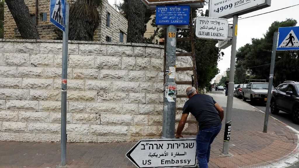 Papan Penunjuk Kedubes AS Mulai Dipasang di Jalanan Yerusalem Papan Penunjuk Kedubes AS Mulai Dipasang di Jalanan Yerusalem